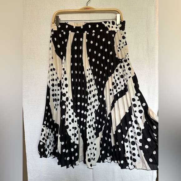 Tahari Dresses & Skirts - Tahari black and white skirt sz M